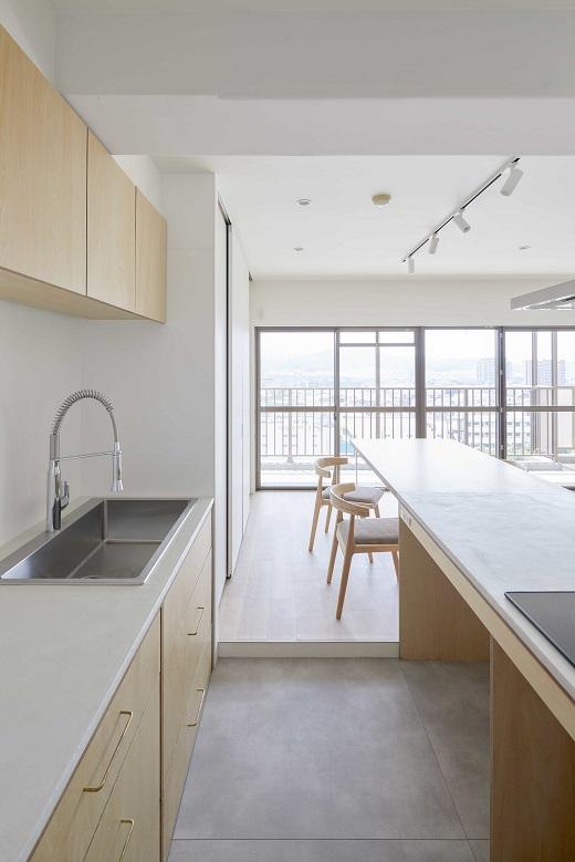 キッチンスペースとダイニングには少し段差をつけ、緩やかに空間を仕切っている