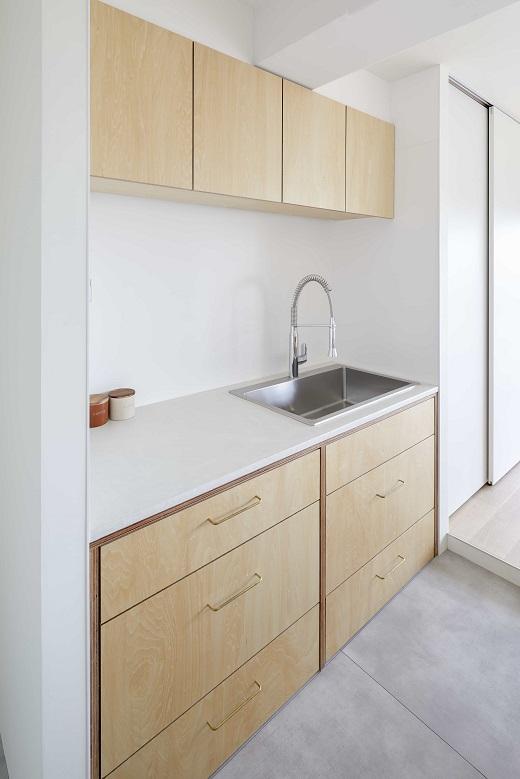 シンクとコンロは分離している。作業導線が短くなることに加え作業スペースも広くなり快適に料理できる