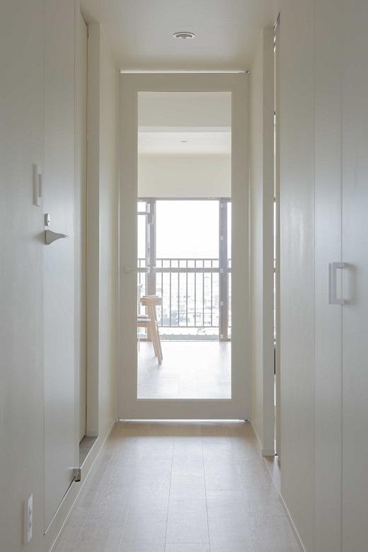 LDKの扉はオリジナル。暗くなりがちな廊下にも光が入るよう、透明ガラスを採用した