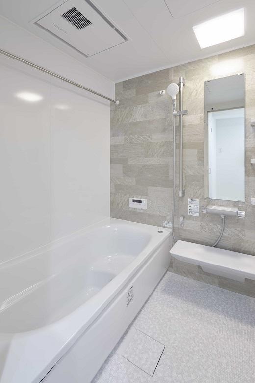 浴室も一新し、快適なバスタイムを愉しめる