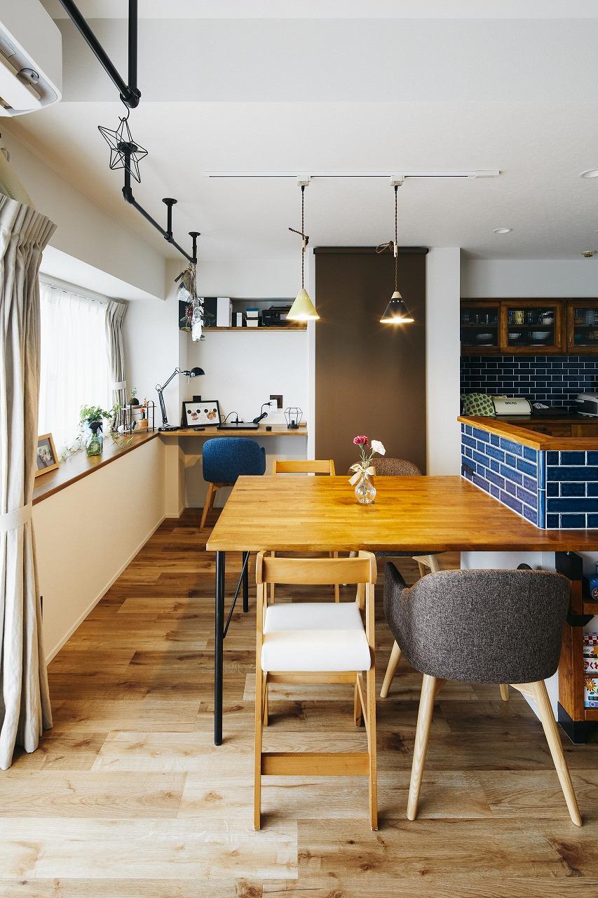 日当たりのいいLDKの窓付近にはブラックのパイプハンガーを設置。部屋干しもしやすく、家事も大助かり。ダイニングの奥にはPCスペースも造作。