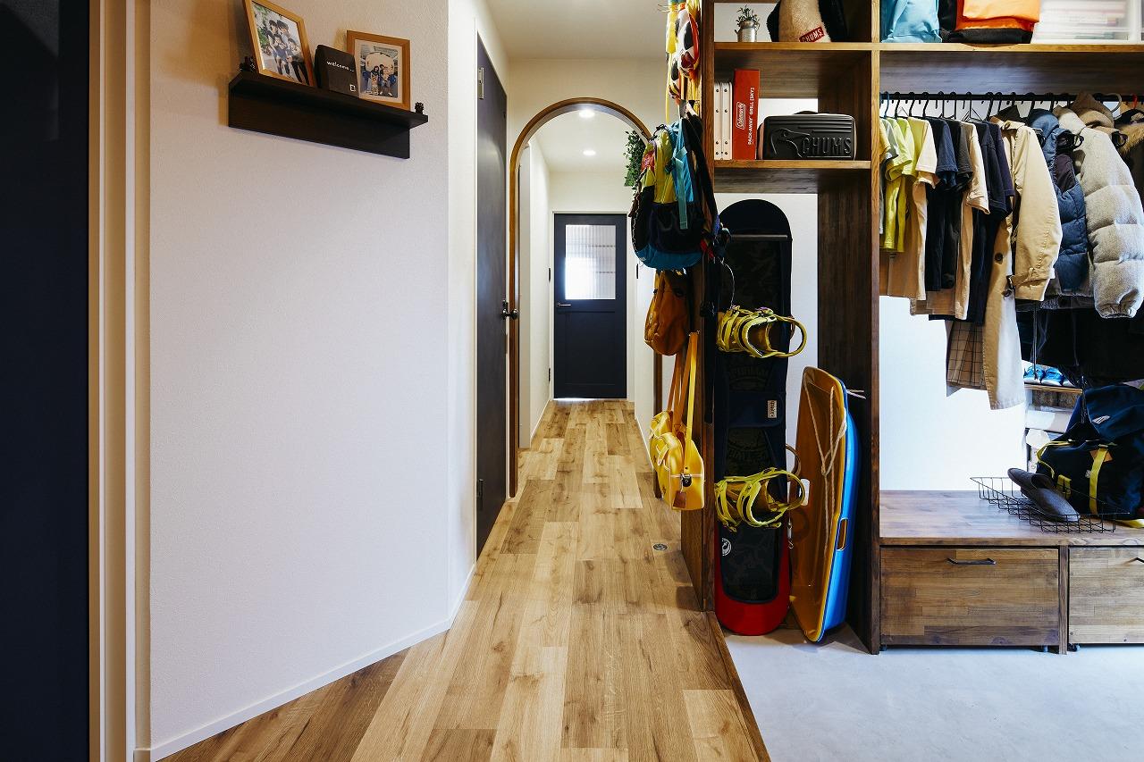 玄関の周辺にはファミリークローゼットも併設。アウトドア用品や季節物を大量に収納できます。