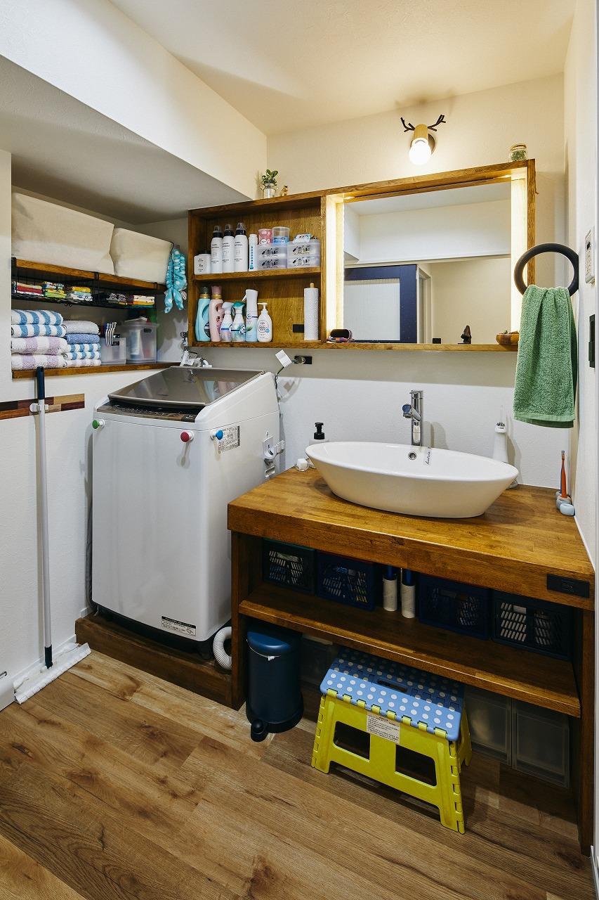 収納力抜群の洗面化粧室。お顔に影ができないよう、鏡の裏には間接照明を仕込んでいます。