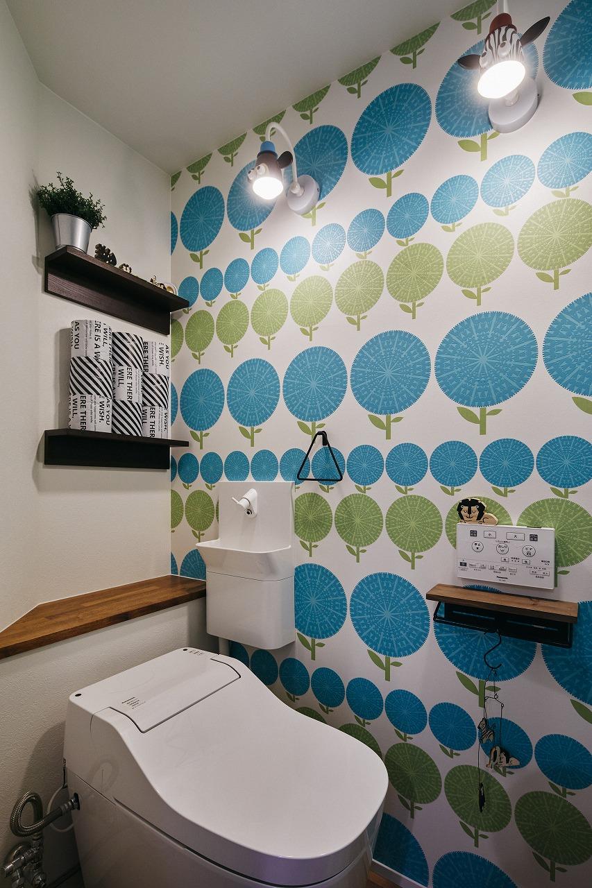 可愛らしいアクセントクロスが映えるトイレ