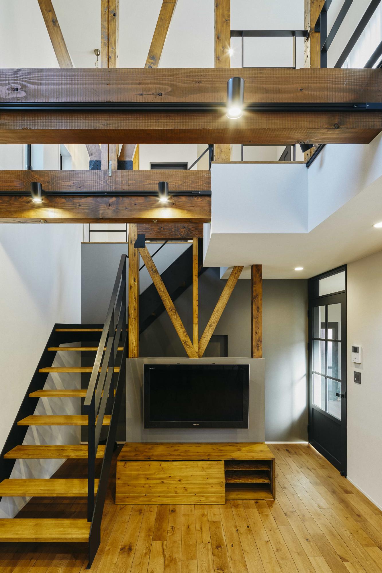 吹き抜けとリビング階段を組み合わせることにより開放感のあるリビング空間に仕上げました。