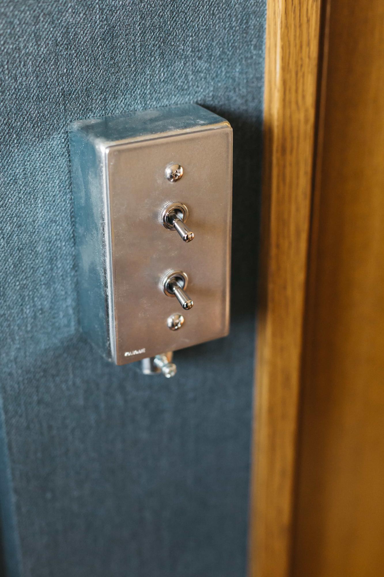 レトロな雰囲気のトグルスイッチはお部屋のインテリアにもなります。