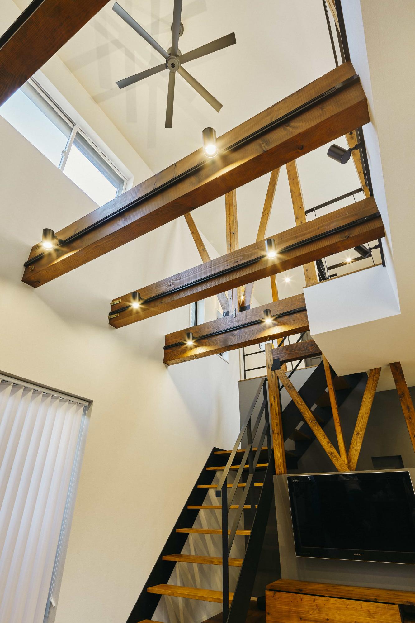 リノベーションならではの構造現しをアクセントとすることで、飽きのこないデザインに。