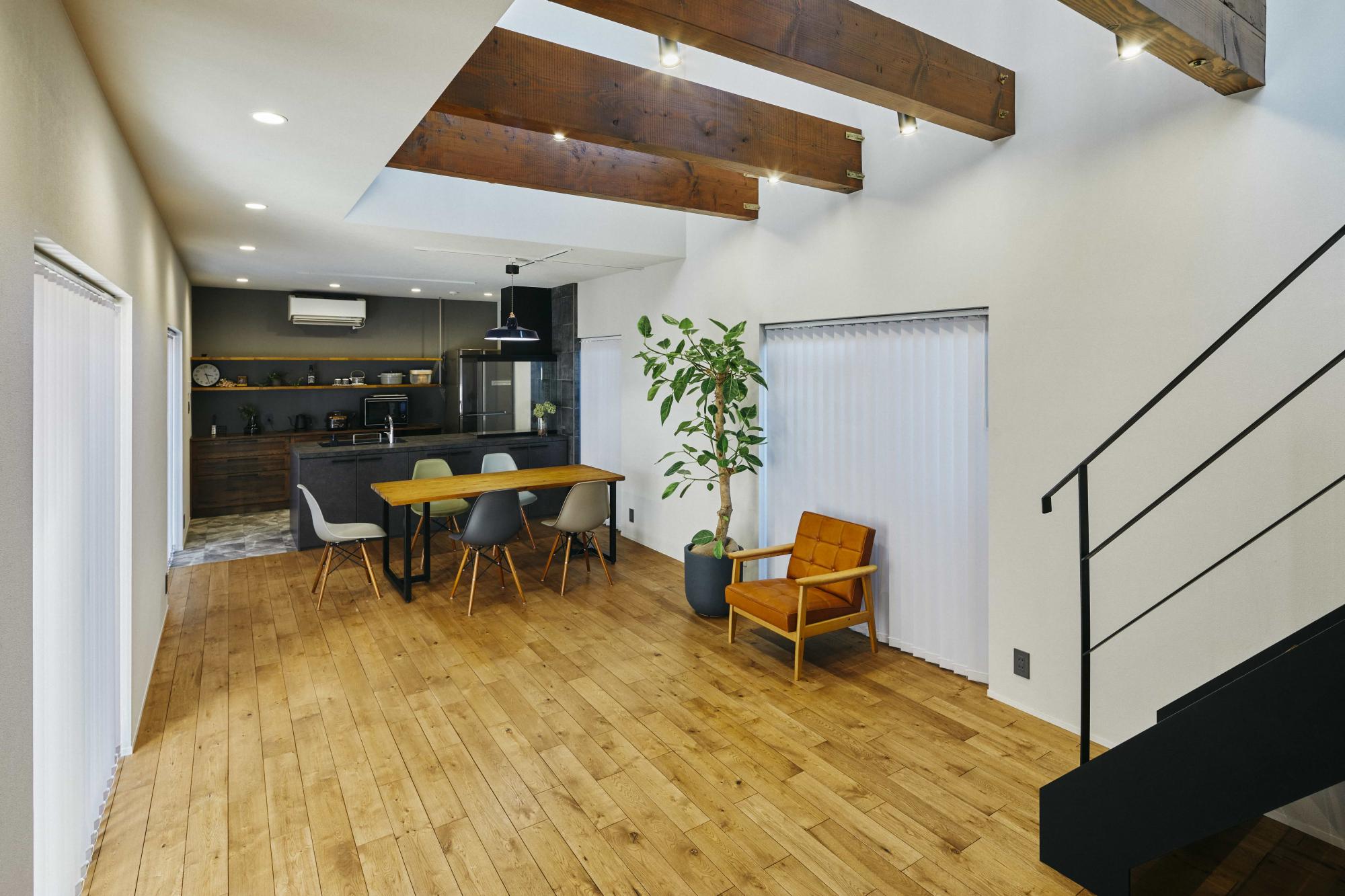 もともと2部屋だった場所を1つの広々としたLDKに間取り変更。