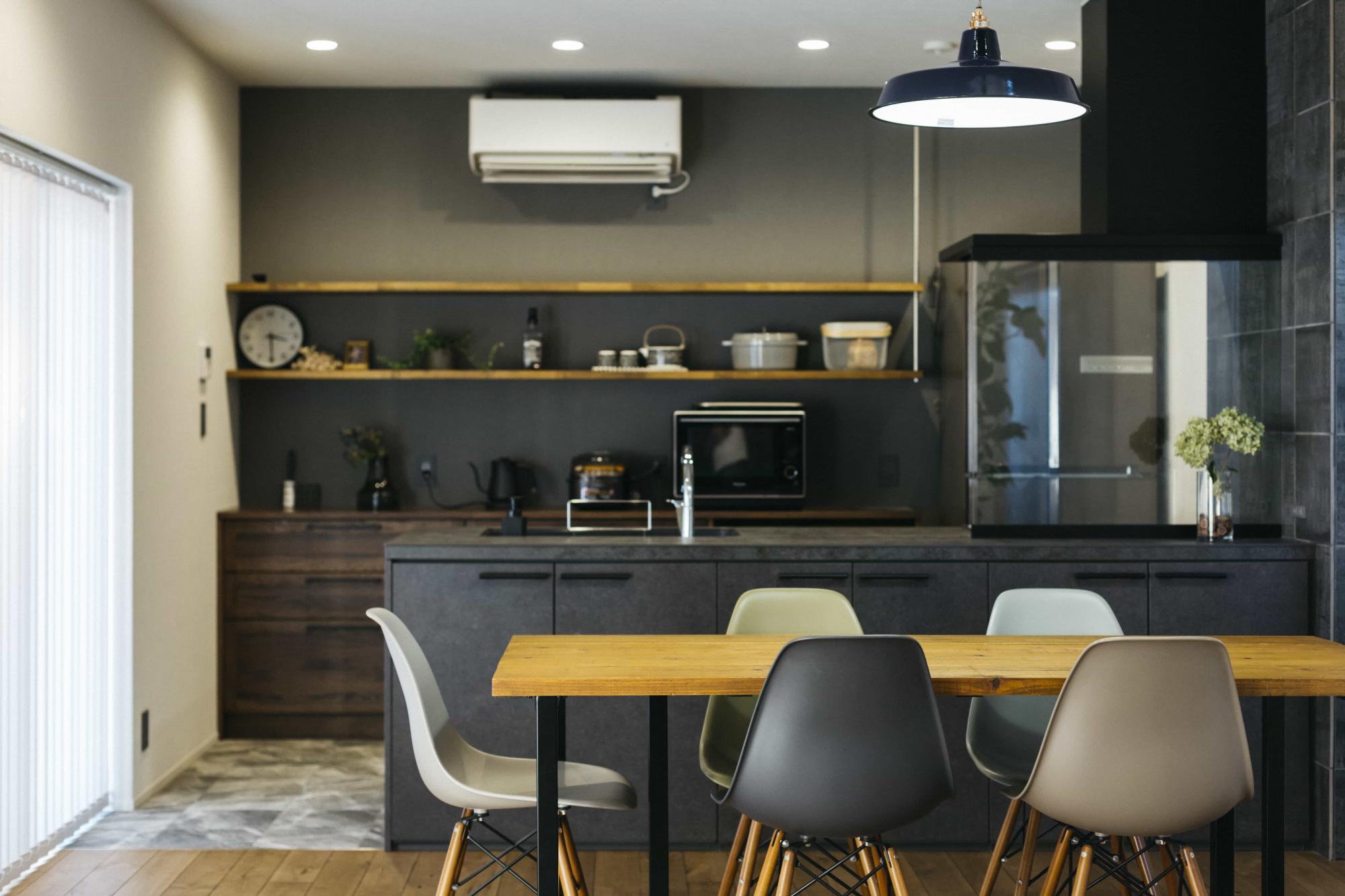 吹き抜けを採用することで明るくて自然な光が部屋の奥まで行き届きます。