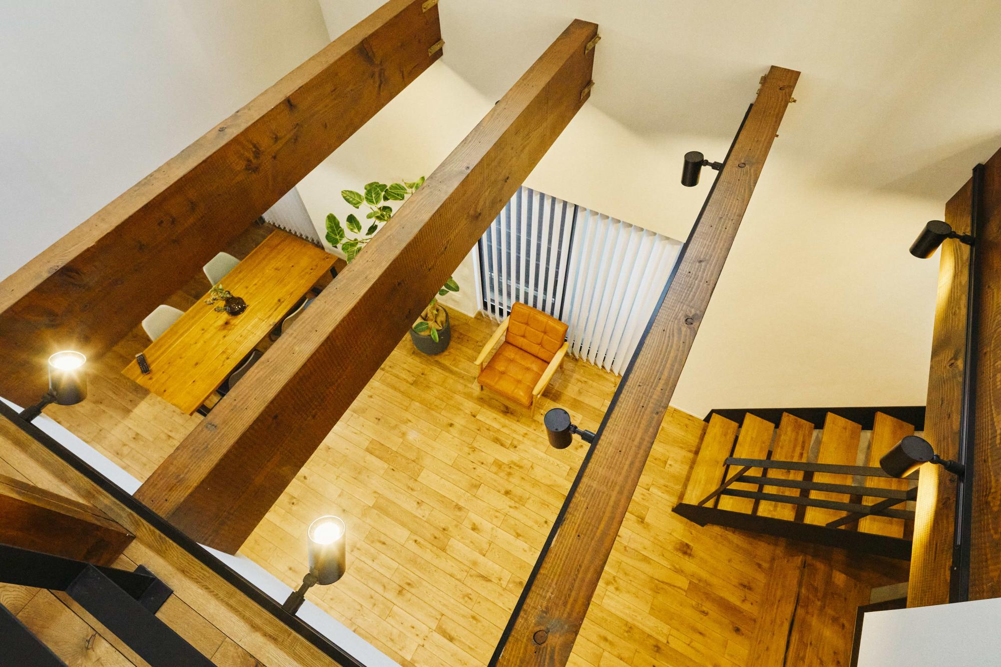 吹き抜けを中心にそれぞれの部屋が配置されているので、どの部屋にいても家族の気配が感じられます。