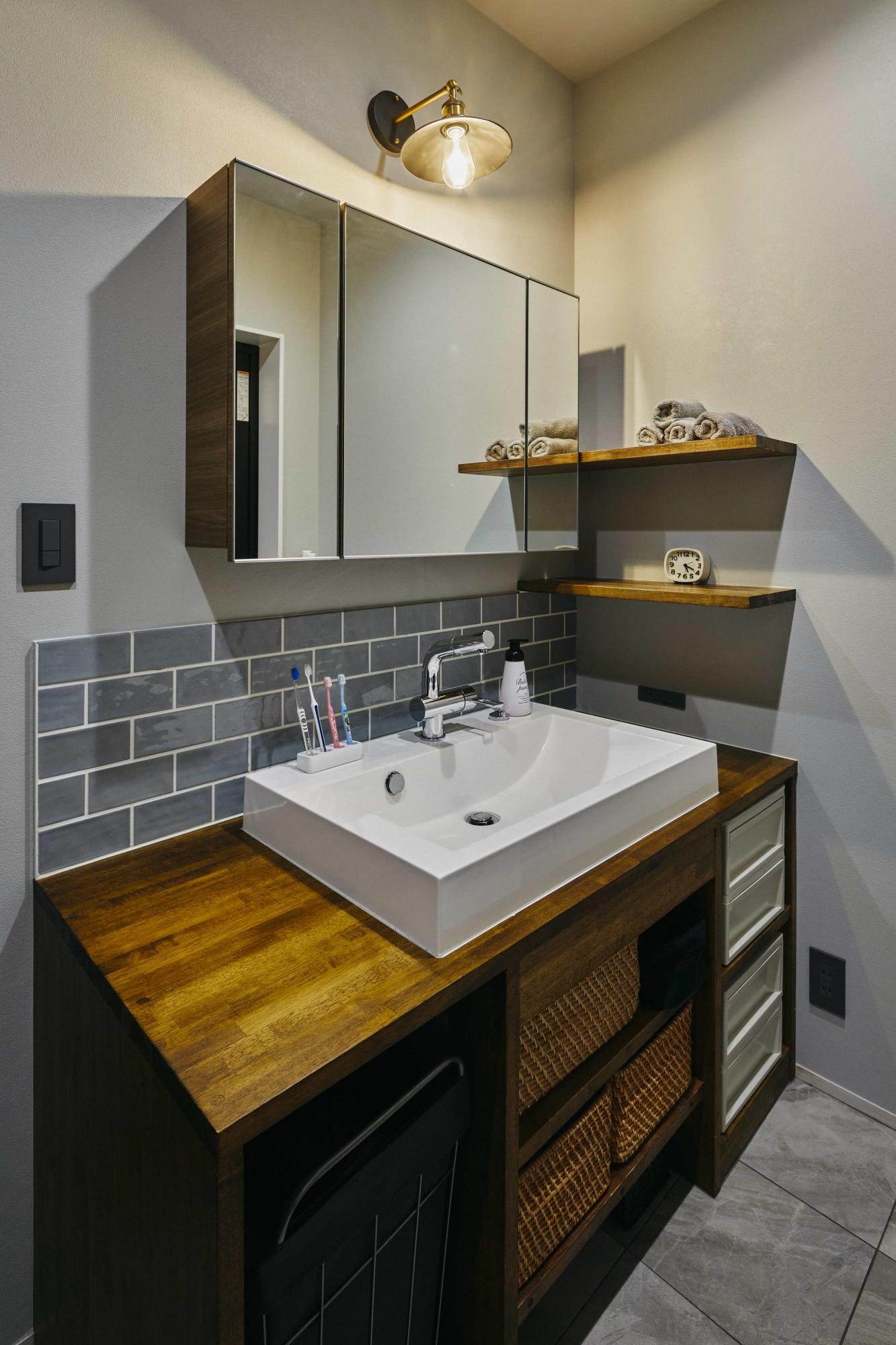 シンプルな洗面所でもタイルをアクセントとすることでシャープな空間に。