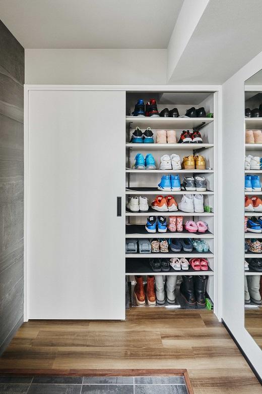 ワイドサイズのシューズボックスで、いつでもスッキリと片付く玄関。