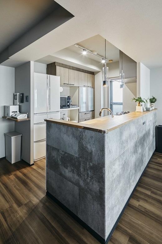 キッチンの腰壁にはセメント系内装材の「SOLIDO」を用いました。