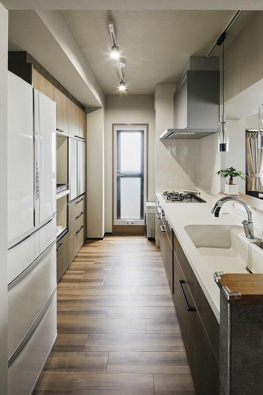 キッチンの背面には大容量の収納を完備。キッチン周りをいつでもスッキリと保てる。