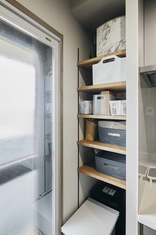 キッチン横にはちょっとしたパントリーを設置。棚は可動式で、収納するものに合わせて高さを自由に変えられます。