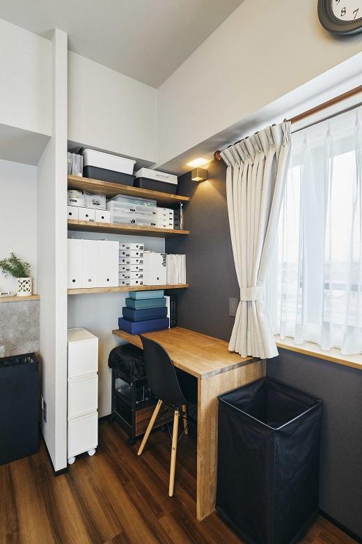 造作のワークスペース。所有していたカゴや書類が収まるように寸法配置にこだわって計画しました。