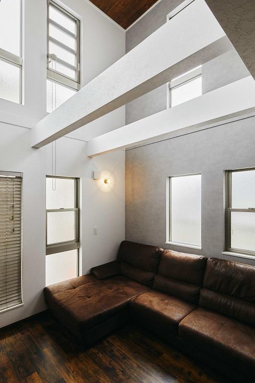 吹き抜けからLDKに暖かい太陽の光が差し込みます。