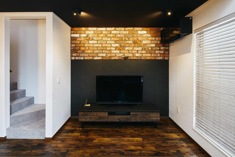 お部屋のワンポイントでレンガを使用。落ち着いた居心地のいい空間に仕上げました。