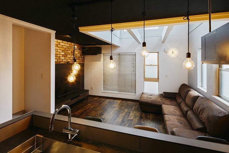 キッチンで料理をしながらリビングにいるご家族の様子を見ることができます。