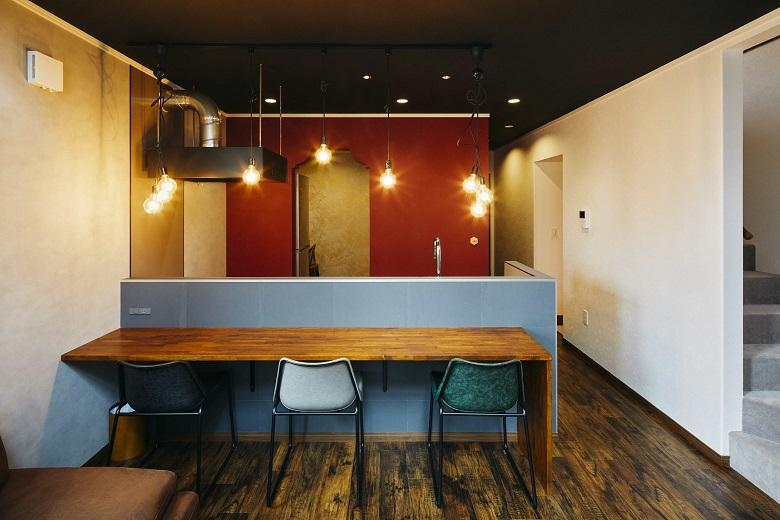 派手な印象のある赤色のクロスもお部屋の一部分で使えば、空間にメリハリが生まれます。