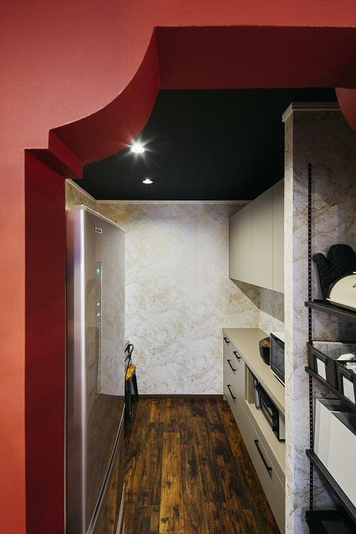 奥様こだわりのパントリー。広々スペースで収納力も抜群です。