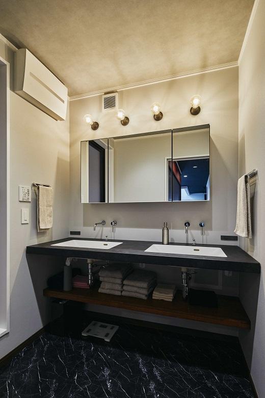 洗面室は造作でダブル水栓に。これで朝の込み合う時間もゆっくりと身支度できます。