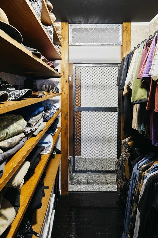 たくさんの服が収納できるWIC。毎日の服選びも楽しくなります。