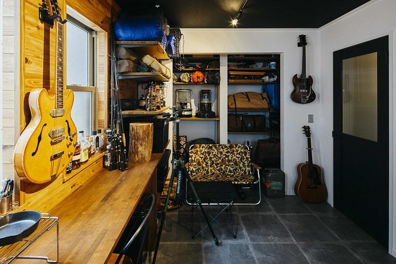 お気に入りのキャンプ用品をカッコ良くディスプレイしながら収納。