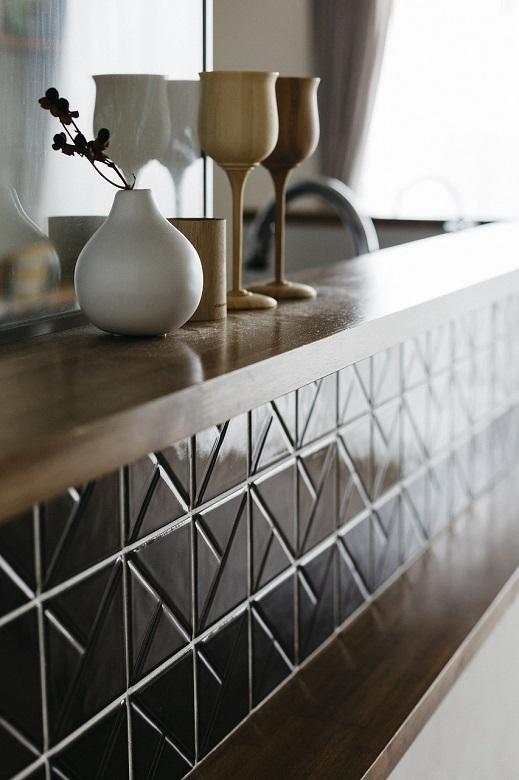 深いネイビーのタイルはナチュラルな空間のアクセントになっている。