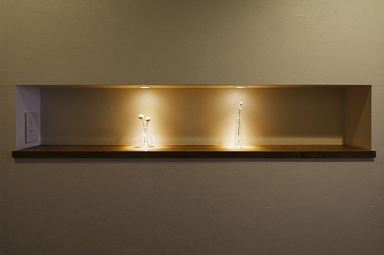 照明付きのニッチは廊下に広がりと明るさを演出している。