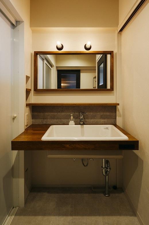 実験用のシンクとワイドな鏡を採用した造作洗面台。