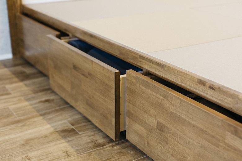 収納を設けた小上がり畳スペース。