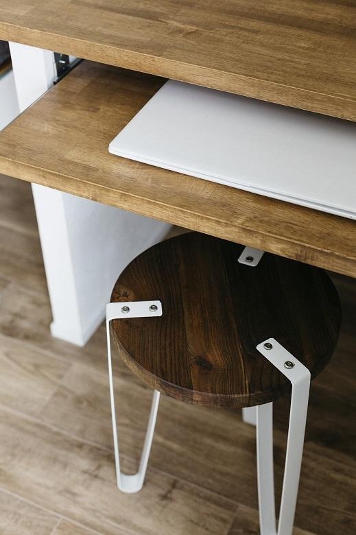 リビングの一角に設けた造作デスク。