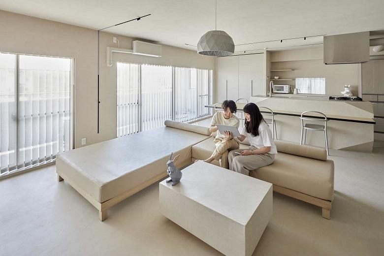 広く開放的なLDKを実現するために、南面に広めに幅を持つ、できるだけ真四角に近い物件にこだわってお探しさせていただきました。また、LDK以外の居室は壁や床の貼替えと建具の交換に留め、間取り変更も最小限としたことで、費用を抑え、その分をLDKや廊下のデザインにまわしています。