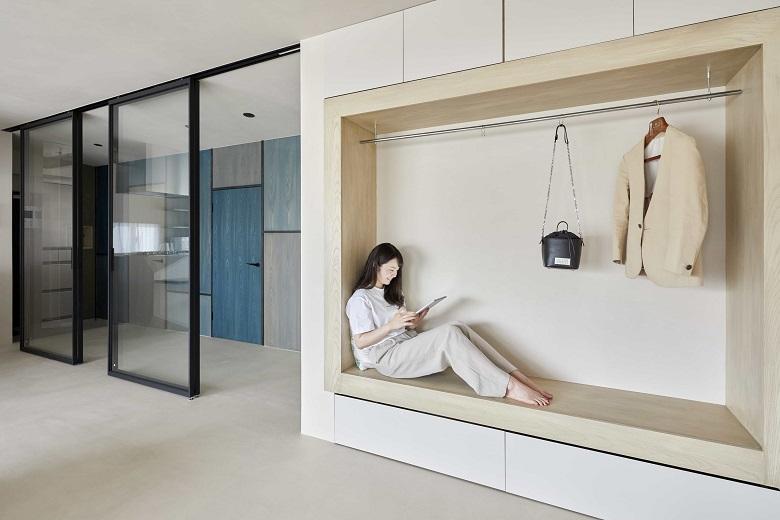 すっきりとした印象のオープンクローゼット。落ち着いて読書もできるベンチとしてもお使いいただけます。