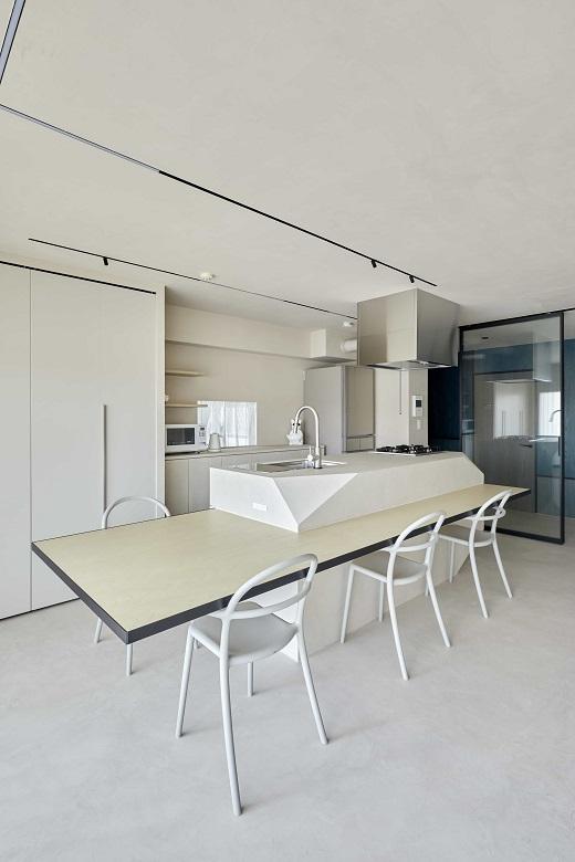 キッチンと一体化しているダイニングテーブルには足がなく、浮いているような印象にデザイン。