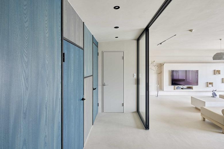 廊下とLDKの境には透明ガラスのパーテーションを採用。廊下まで光が届き、明るくなるとともに、より空間を広く見せる効果もあります。