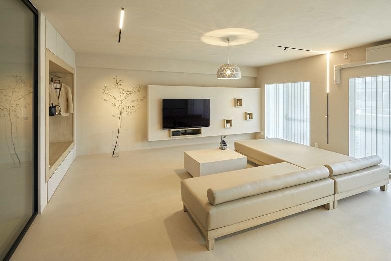 カーテンレールを隠すように壁をあしらいました。照明も壁に埋込式のマグネットライトを採用し、シンプルな空間を更に洗練しています。