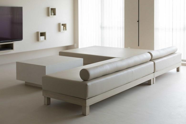 ソファやローテーブルもオリジナル製作し、空間に統一感を持たせています。