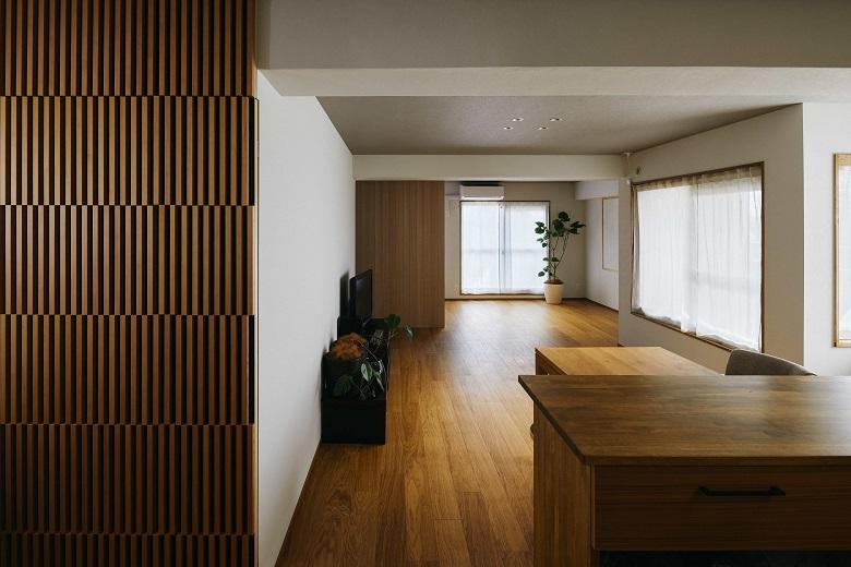 物件購入の段階からリノベーションしやすい物件の提案を行い、住まいづくりの最初から最後までサポートさせていただきました。スケルトンにすることで、分譲マンションにはないような自由な間取りを実現しました。