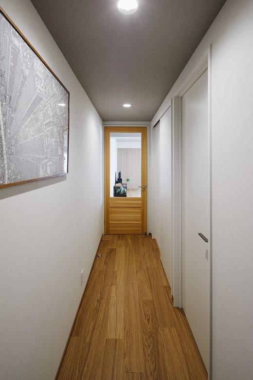 暗くなりがちな廊下も、透明ガラスを採用することで明るくなります。