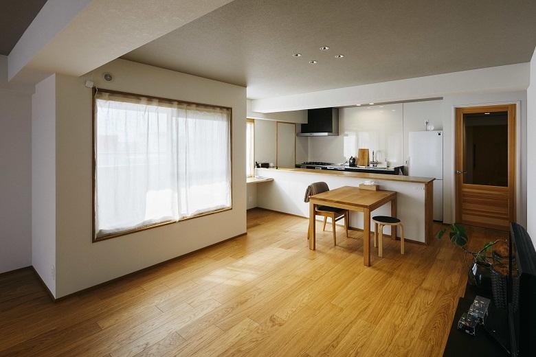 LDKをすっきり見せる為に、見えている壁にスイッチを設置していません。時間設定で制御したり、スマートフォンでON-OFFできる照明を採用しています。