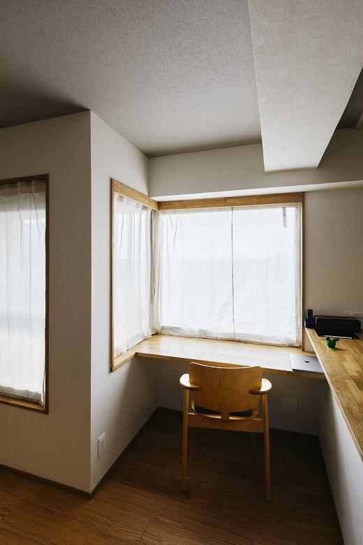窓際にはワークスペースを造作し、ちょっとしたパソコン作業や読書スペースとして活用できます。