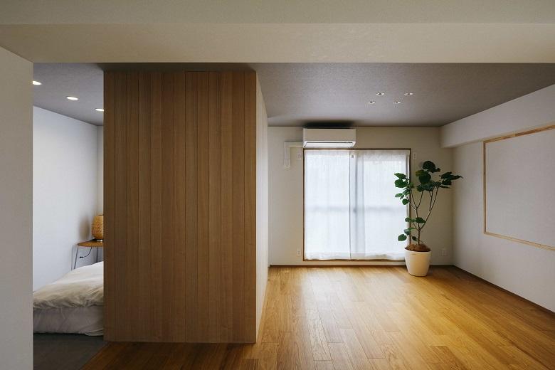 LDKの一角に設けた寝室とLDKはゆるやかに繋がりながらも、L字型に設置された壁でプライベート空間を作り出しました。