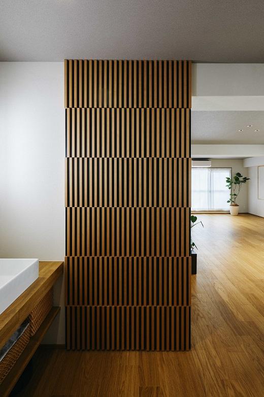 一見するとルーバーのように等間隔に隙間を開け施工してつくられたアクセントウォールですが、、、