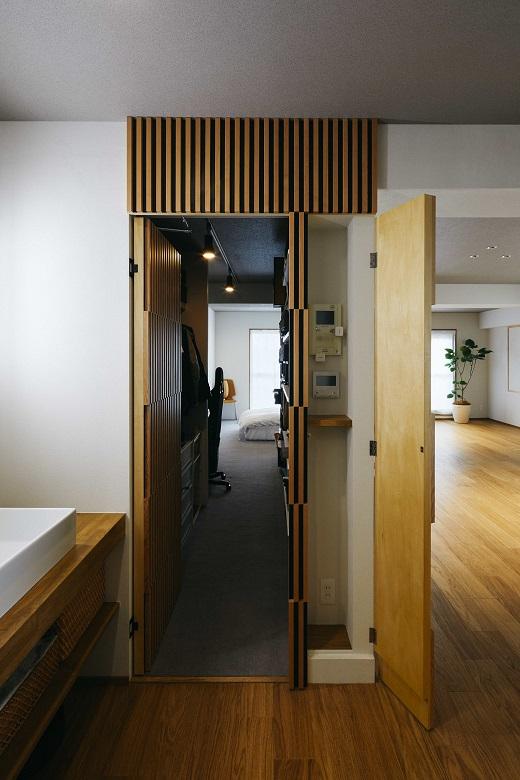 実は隠し扉になっており、ウォークスルークローゼットへの通路に。インターホンやエアコンのスイッチもおしゃれに隠しました。