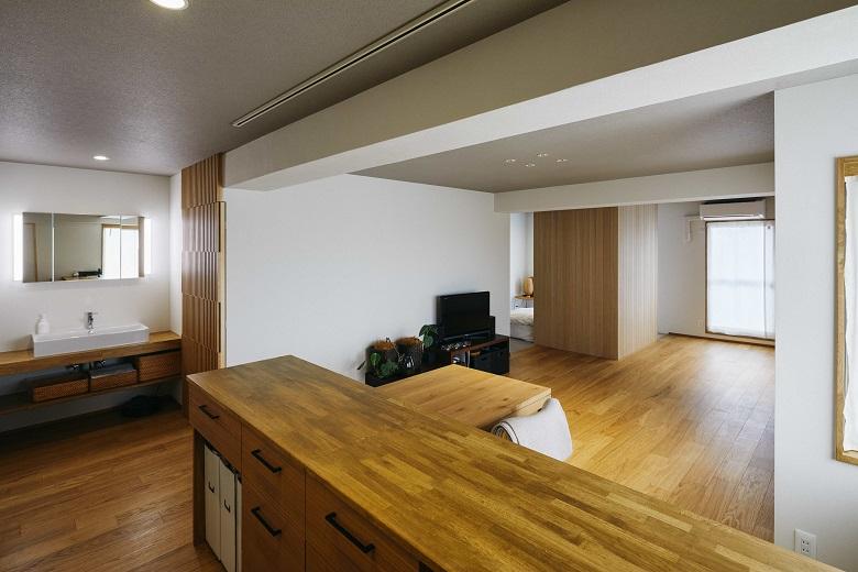 洗面、収納、ベッドスペース、LDKをぐるっと回れる生活動線を意識した間取りです。