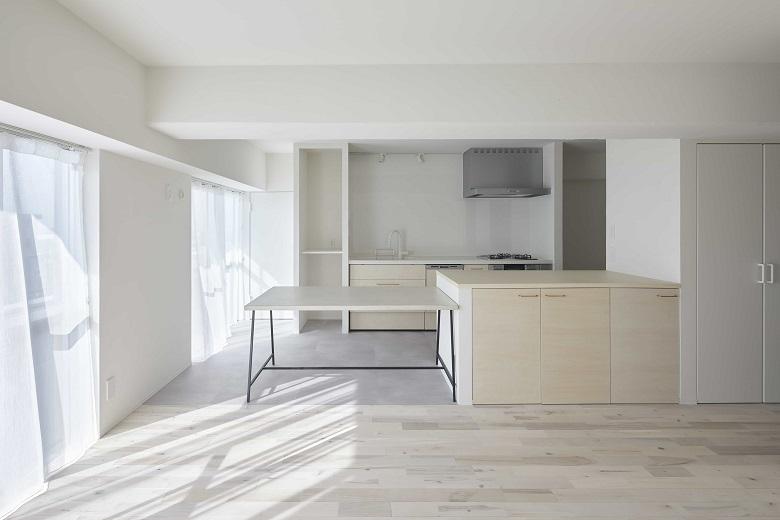 無垢床材を採用した明るいLDK。