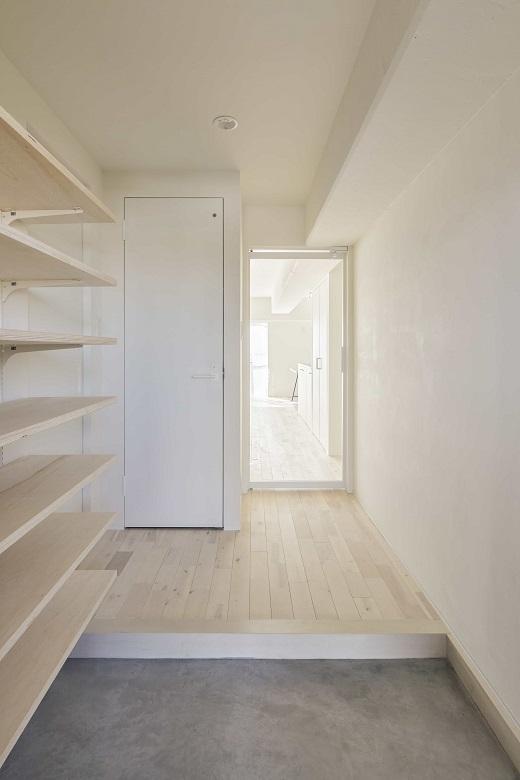 玄関とLDKを透明ガラスで仕切り、空間を広く見せる工夫を取り入れました。