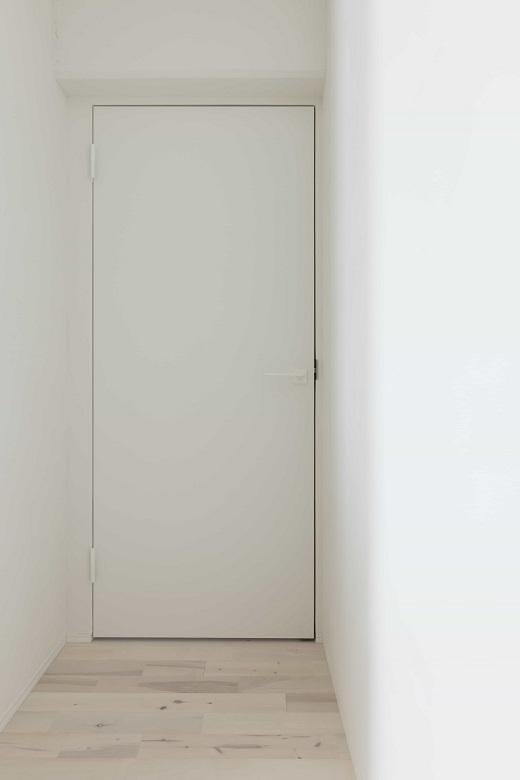 居室のドアも白で揃え、住まい全体でテイストを統一している。